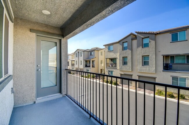 Building Photo - Great Townhouse in a gated community