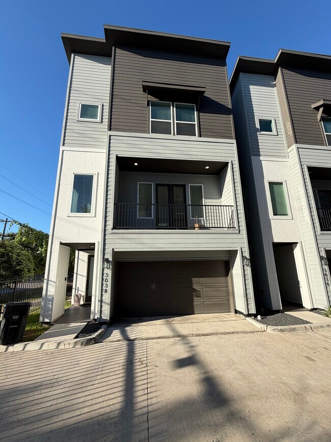 Primary Photo - 3038 Live Oak St