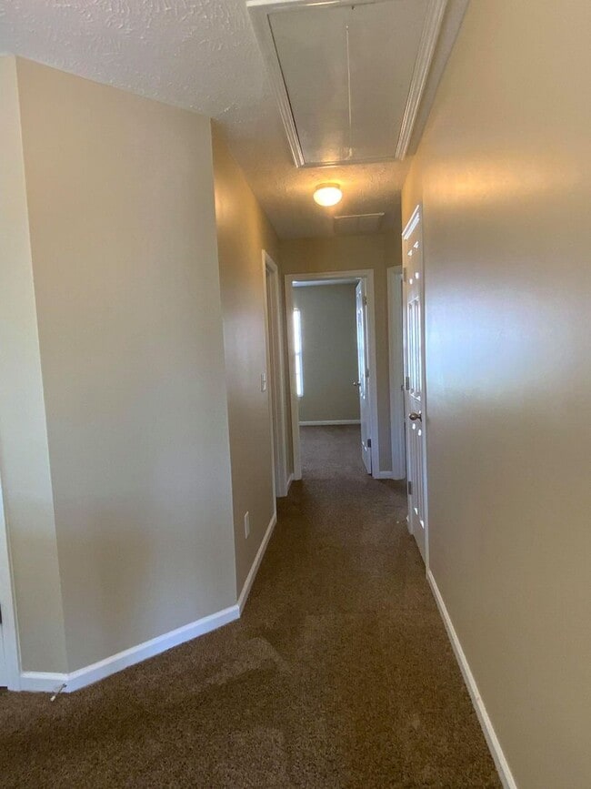 Building Photo - Brentwood Townhome For Lease