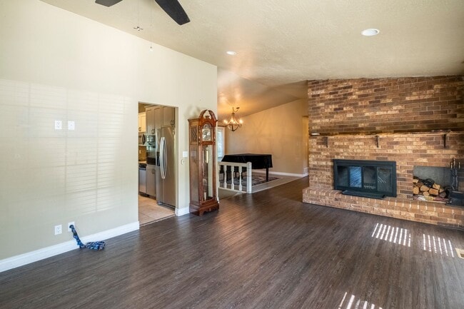 Building Photo - Large corner lot home in desirable Woodland Heights.