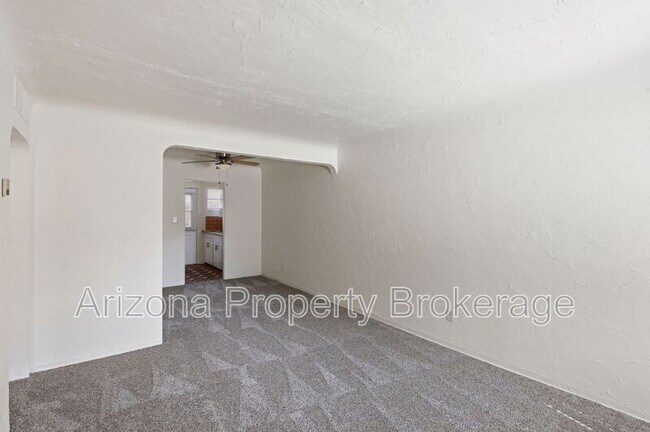 Building Photo - 1137 W Glenrosa Ave
