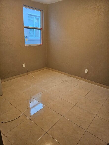 Building Photo - 826 NW 75th St