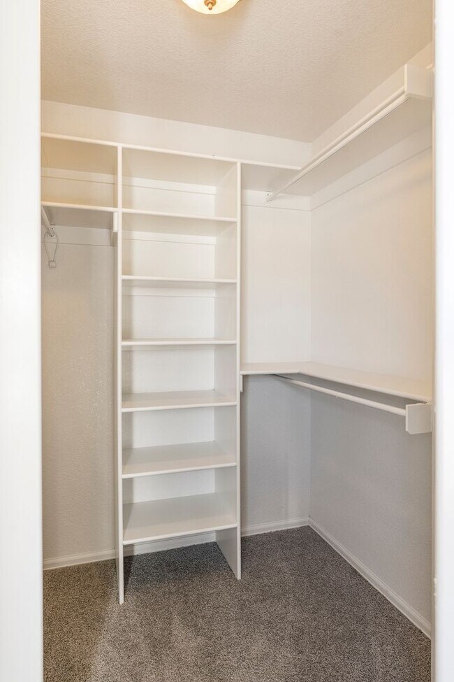 Building Photo - Charming 3 Bedroom Townhome in Highlands Neighborhood