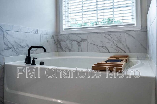 Building Photo - 5121 Ennisworth Ln