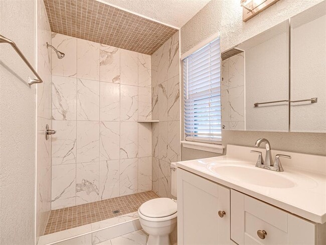 Building Photo - 305 Woodside Dr