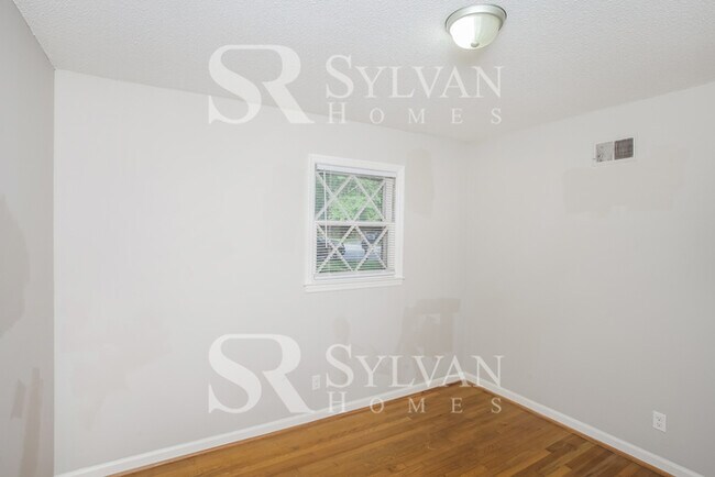 Building Photo - Cozy 3 BR 2 BA Home