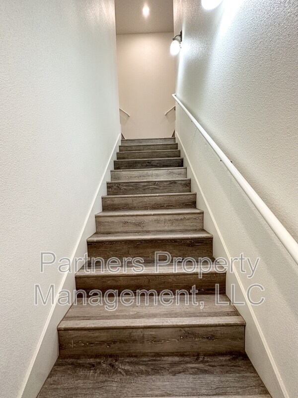 Building Photo - 1079 S Benchmark Ln