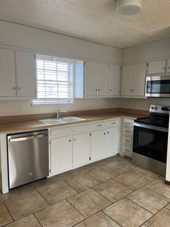 Building Photo - 3200 Wind Song Dr