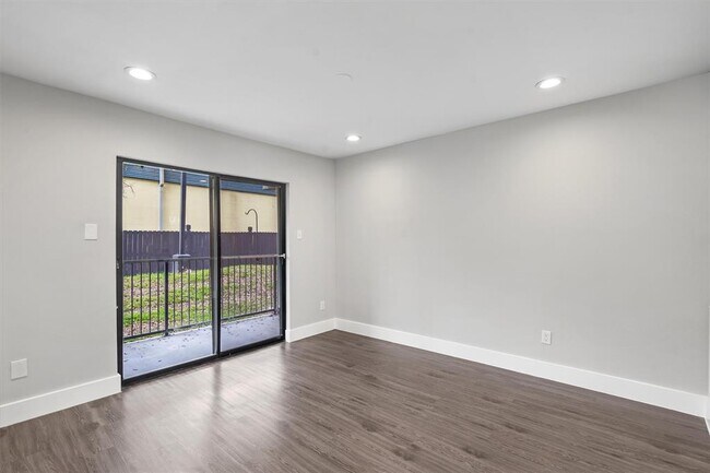 Building Photo - 935 La Posada Dr