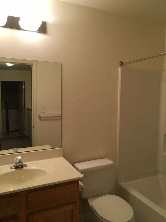 Building Photo - 3 bed 2.5 bath Townhouse - Mount Laurel