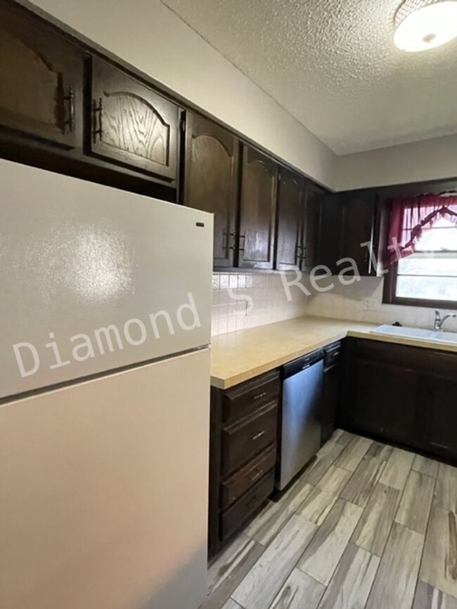 Building Photo - Charming 3 Bedroom Home Available Early July!