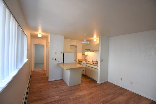 Building Photo - 1 Bedroom Apartment Close to CU!