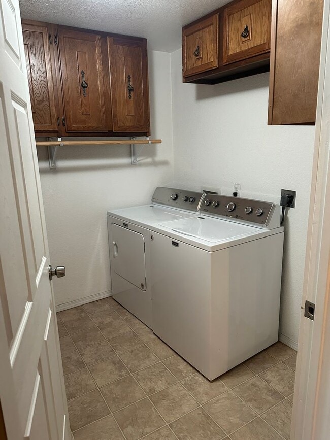 Building Photo - 4943-4945 Vance DR - SL