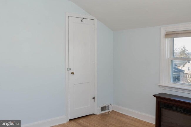 Building Photo - 209 Elm Ave