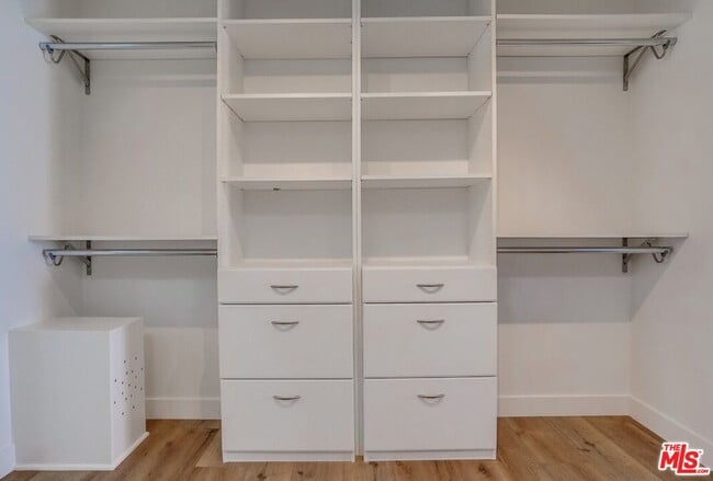 Building Photo - 435 N Oakhurst Dr