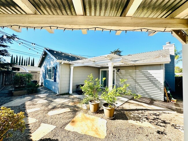 Building Photo - Welcome To Your Upgraded Oak View Home!