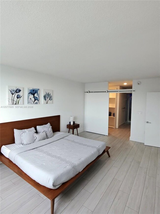 Building Photo - 500 Bayview Dr