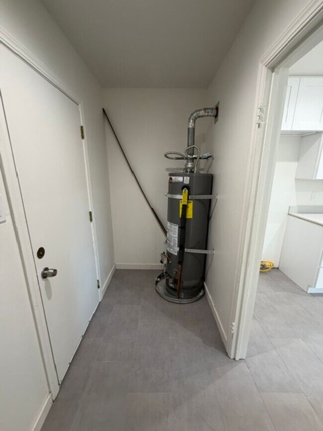 Building Photo - Charming JC Neighborhood Rental with Brand-New Kitchen & Hardwood Floors