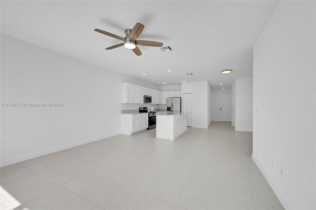 Building Photo - 4548 Hollister Ave
