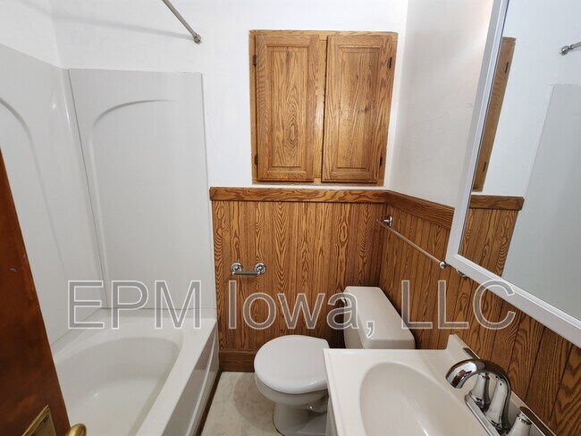 Building Photo - 1119 Maplewood Dr NE