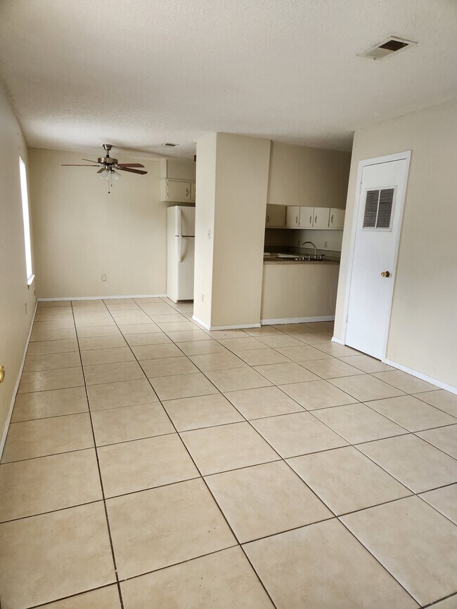 Building Photo - 621 Woodsman Dr
