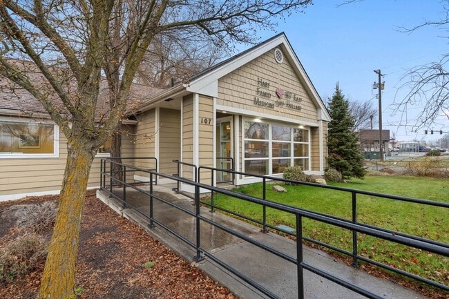Building Photo - 107 E Holland Ave