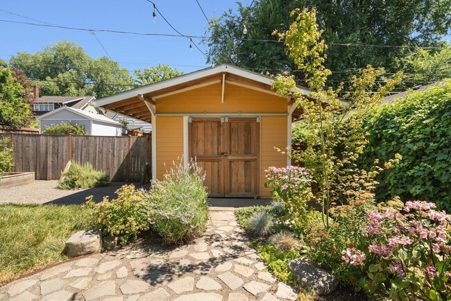 Building Photo - 1518 SE Poplar Ave