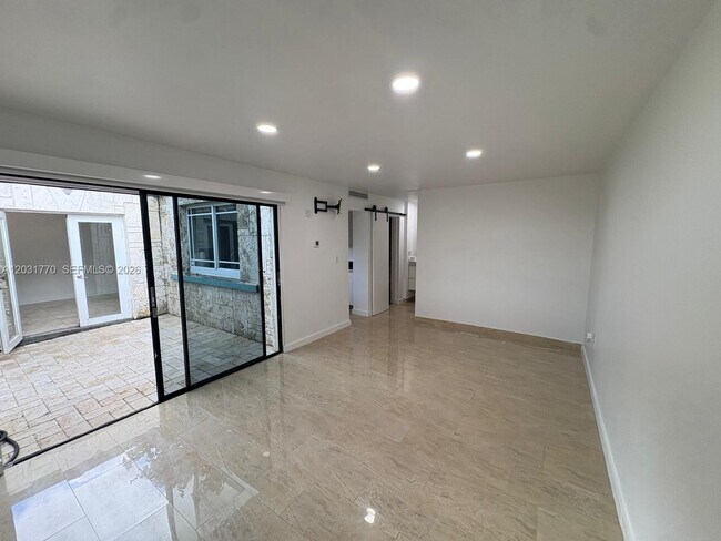Building Photo - 15003 Coconut Ct