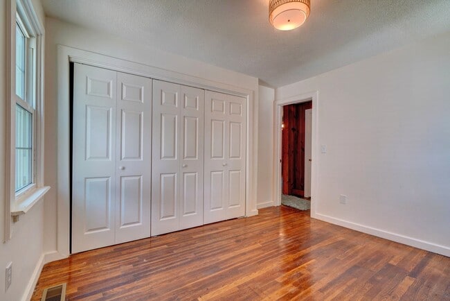 Building Photo - Charming Cape Cod Home - Detached Garage - Pet Friendly!