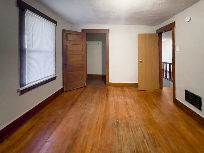 Building Photo - PRELEASING for AUGUST! Close to Campus: Washer and Dryer Included