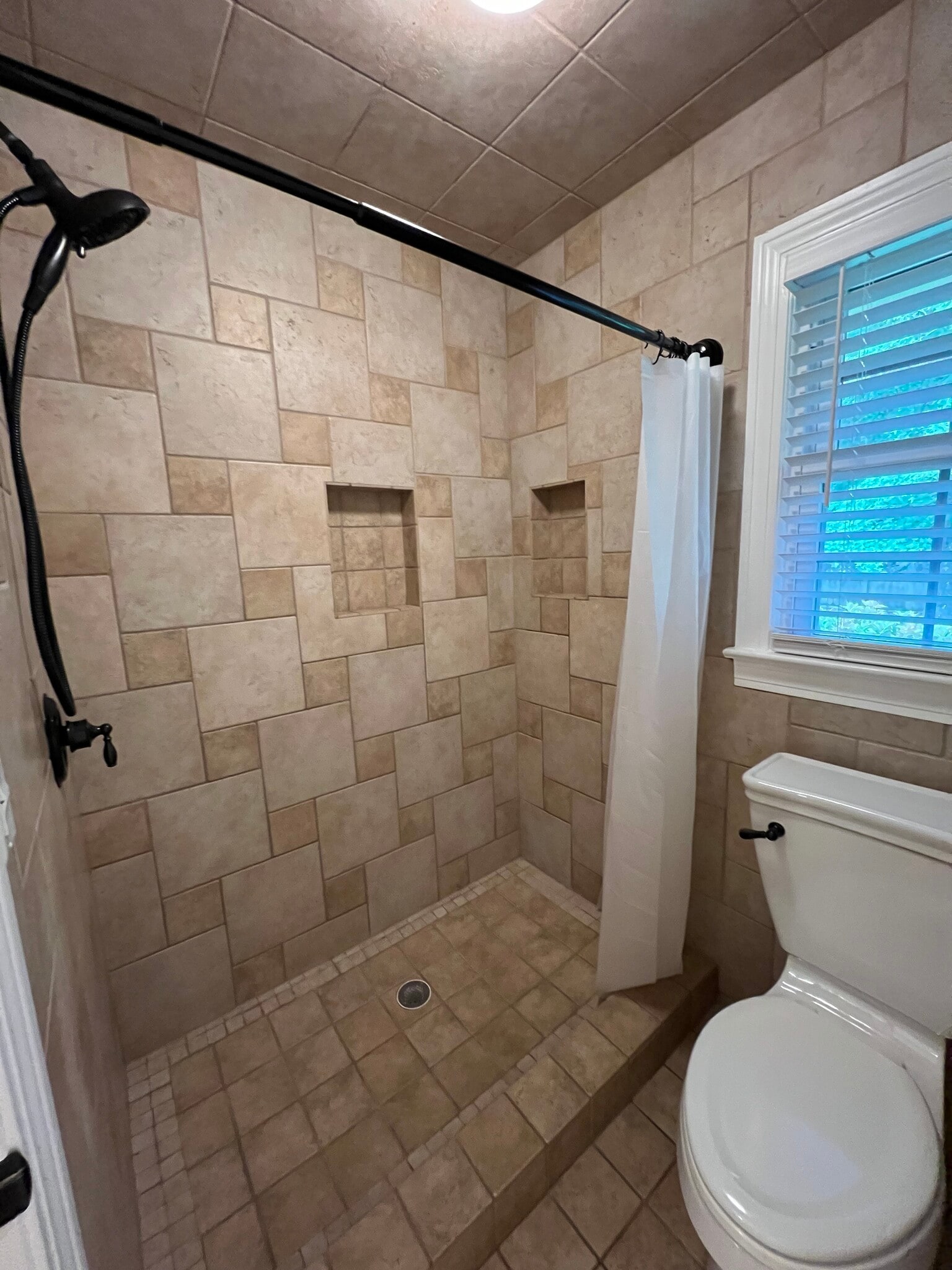 Main bedroom bath - 1125 Clapper Ct
