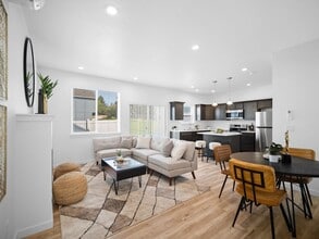 Building Photo - **FREE November rent** New 3 bed/2.5 bath ...