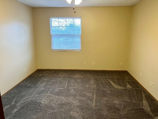 Building Photo - 1616 Spring Valley Dr
