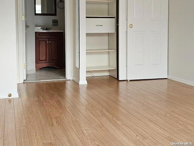 Building Photo - 82-74 Country Pointe Cir