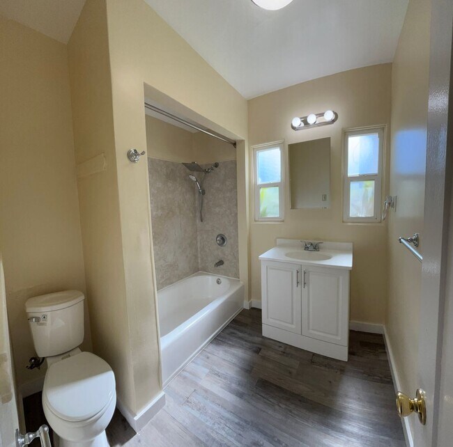 Building Photo - LARGE DOWNSTAIRS ONE BEDROOM ONE BATH!