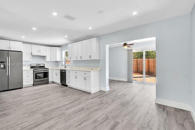 Building Photo - 2920 NE 8th Terrace