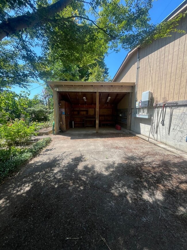 Building Photo - 3- Bedroom 2.5-Bathroom Gardening paradise...