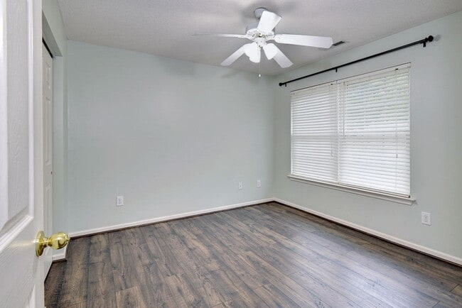 Building Photo - Spacious Home on Wooded Lot!