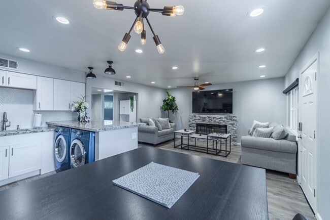 Building Photo - Move-In Ready, Fully Furnished Condo – Prime Strip Location