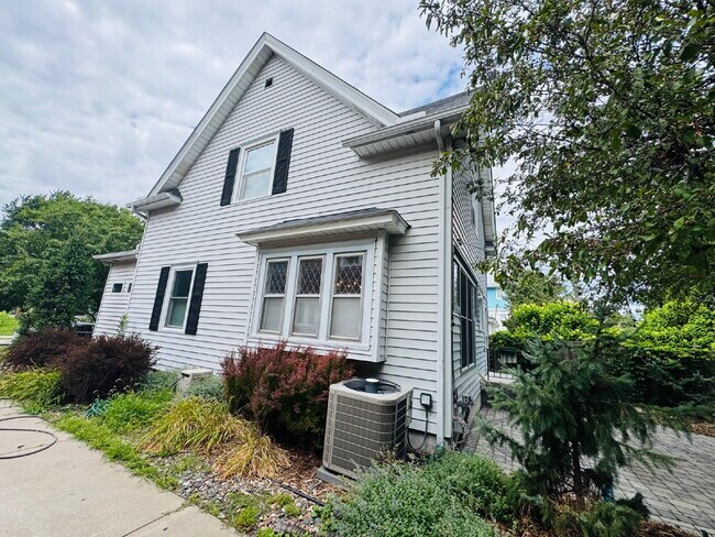 Building Photo - Charming 3-Bedroom Oasis with Elegant Touches & Finished Basement on Washburn Ave!