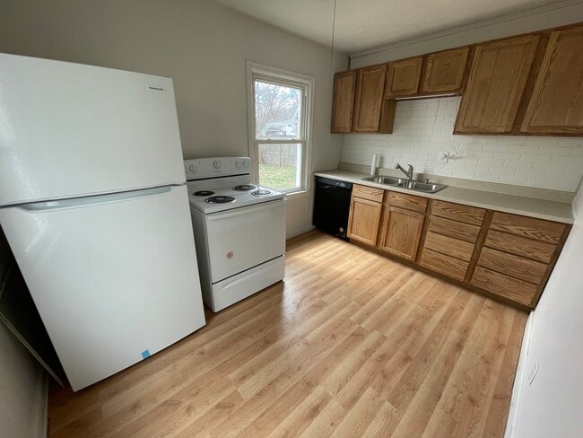 Building Photo - 921 NW D St