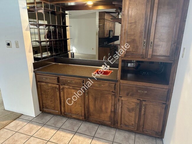 Building Photo - Spacious and Unique 2 Bedroom, 2 Bathroom Home with Wet Bar Area!