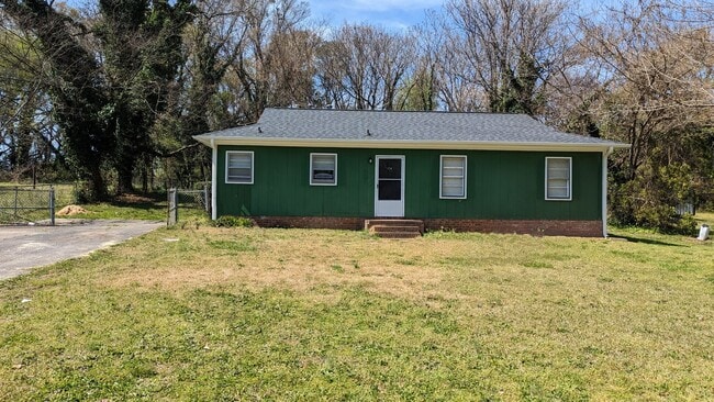 Building Photo - Beautiful Remolded Home minutes from Downt...