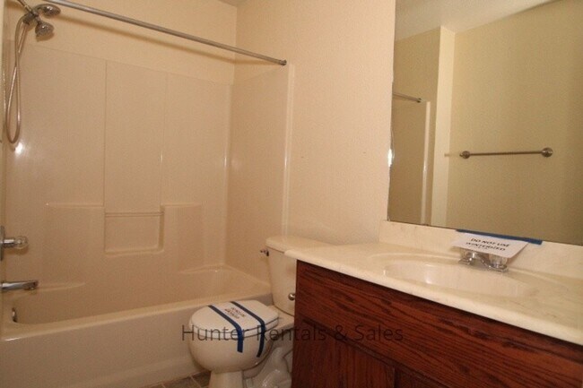 Building Photo - Spacious Duplex!
