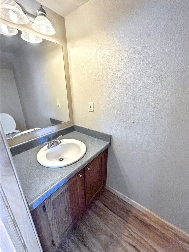 Building Photo - 2-Bedroom Home with Modern Amenities and C...