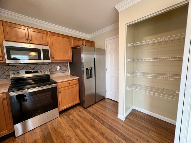 Building Photo - 3 Bedroom 2.5 Bathroom in York!