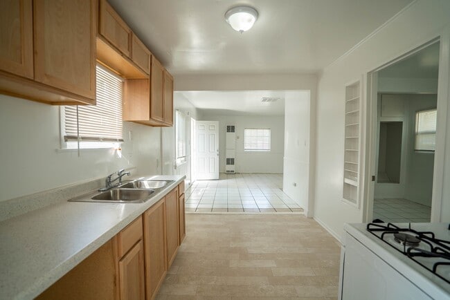 Building Photo - Cozy 1-Bedroom Single-Story Duplex Home in Newhall