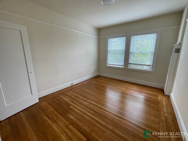 Building Photo - 1325 5th Ave