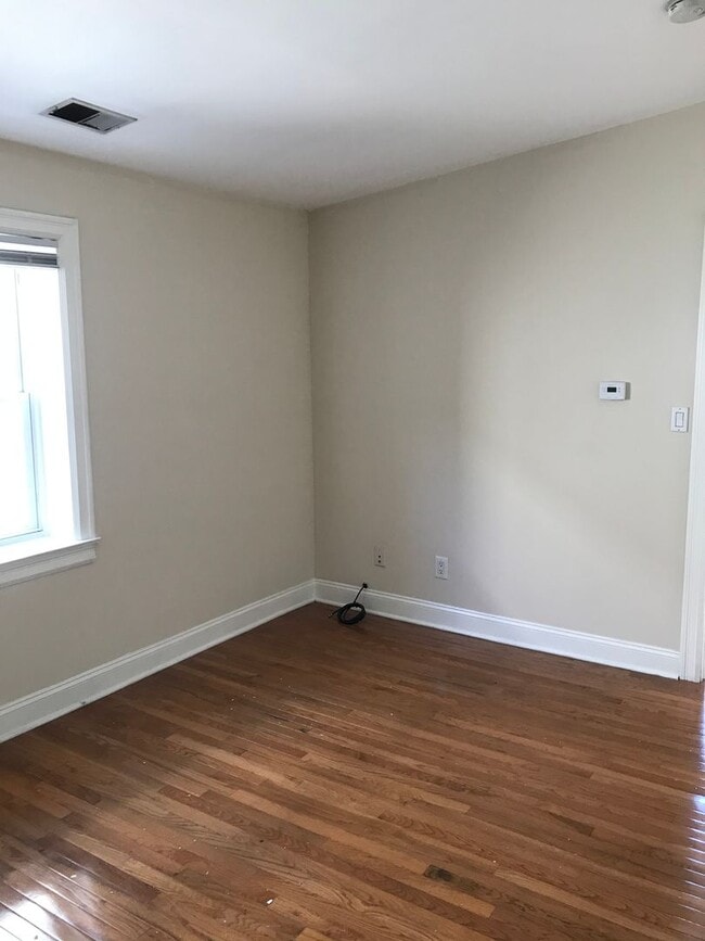 Building Photo - 629 Catharine St