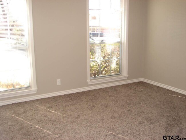 Building Photo - 419 Top Hill Dr